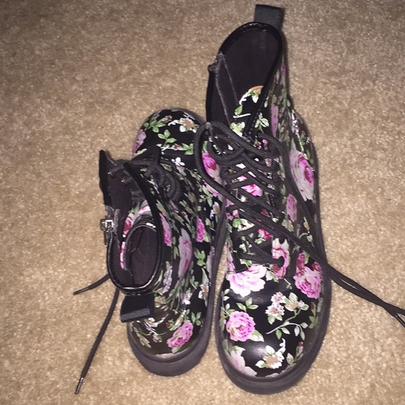 SOLD Floral Boots - Picture 5 of 5